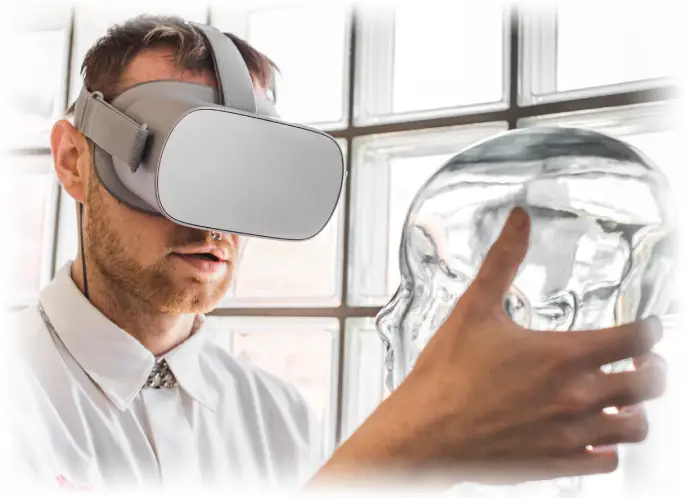 Student medicíny využívající VR ke vzdělání